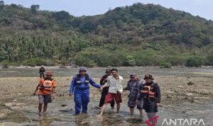 Tim SAR gabungan saat melakukan evakuasi terhadap korban bernama Rustana Siregar (38), warga Cilegon, Banten, dalam kondisi selamat di Pulau Kandang, Kecamatan Bakauheni, Senin (12/10/2026). Sumber foto: Antara