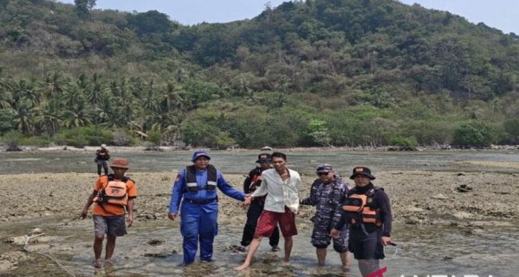 Tim SAR gabungan saat melakukan evakuasi terhadap korban bernama Rustana Siregar (38), warga Cilegon, Banten, dalam kondisi selamat di Pulau Kandang, Kecamatan Bakauheni, Senin (12/10/2026). Sumber foto: Antara