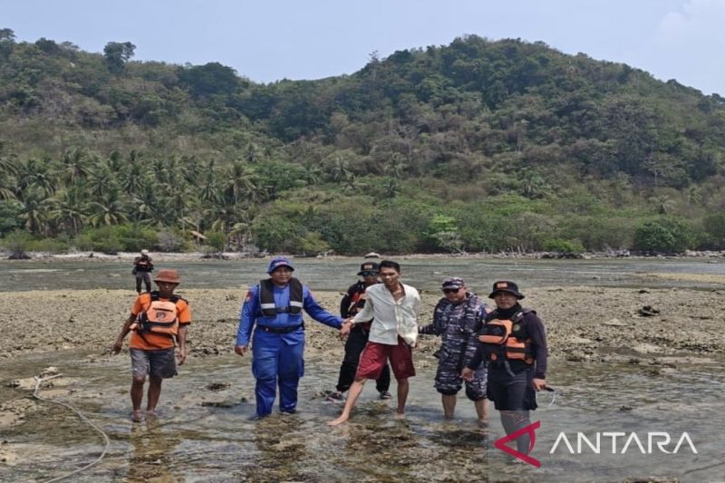 Tim SAR gabungan saat melakukan evakuasi terhadap korban bernama Rustana Siregar (38), warga Cilegon, Banten, dalam kondisi selamat di Pulau Kandang, Kecamatan Bakauheni, Senin (12/10/2026). Sumber foto: Antara Tim SAR gabungan saat melakukan evakuasi terhadap korban bernama Rustana Siregar (38), warga Cilegon, Banten, dalam kondisi selamat di Pulau Kandang, Kecamatan Bakauheni, Senin (12/10/2026). Sumber foto: Antara