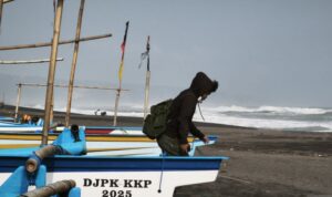 Seorang wisatawan berjalan di antara kapal nelayan di Pantai Depok, Kalurahan Parangtritis, Kabupaten Bantul, Daerah Istimewa Yogyakarta, Kamis (20/8/2026). Sumber foto: Antara Seorang wisatawan berjalan di antara kapal nelayan di Pantai Depok, Kalurahan Parangtritis, Kabupaten Bantul, Daerah Istimewa Yogyakarta, Kamis (20/8/2026). Sumber foto: Antara