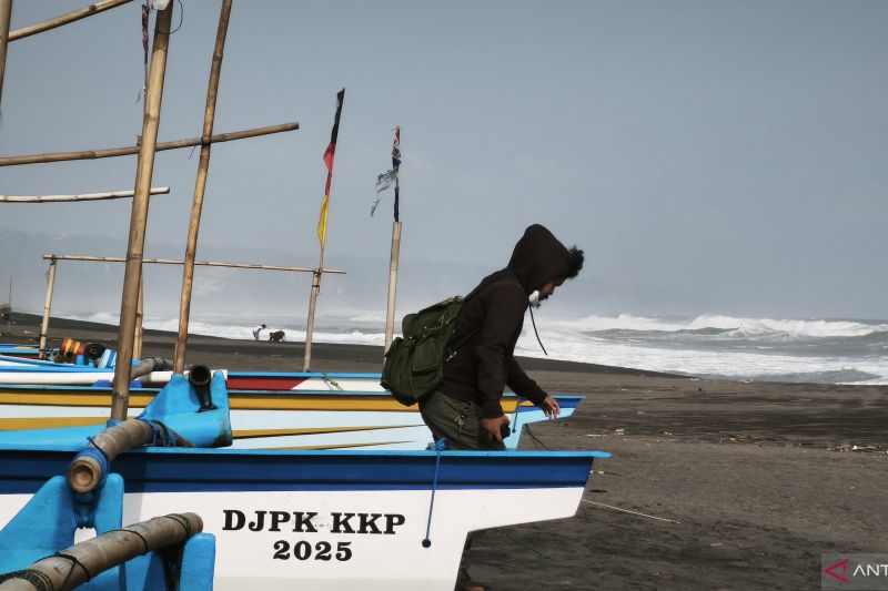 Seorang wisatawan berjalan di antara kapal nelayan di Pantai Depok, Kalurahan Parangtritis, Kabupaten Bantul, Daerah Istimewa Yogyakarta, Kamis (20/8/2026). Sumber foto: Antara