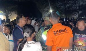 Personel Basarnas Bengkulu saat melakukan proses pencarian korban tenggelam di kawasan Pantai Berkas Kota Bengkulu, Senin malam (19/10/2026). Sumber foto: Antara