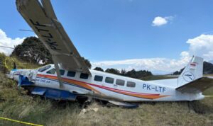 Pesawat udara milik PT. Asian One Air jenis Cessna 208B dengan registrasi PK-LTF mengalami insiden saat mendarat di Bandar Udara Bilorai Kecamatan Sugapa Kabupaten Intan Jaya, Papua Tengah, Sabtu (24/10/2026). Sumber foto: Antara