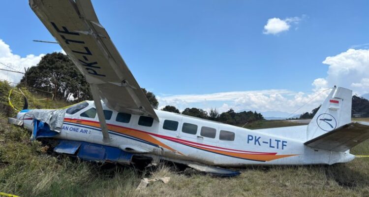 Pesawat udara milik PT. Asian One Air jenis Cessna 208B dengan registrasi PK-LTF mengalami insiden saat mendarat di Bandar Udara Bilorai Kecamatan Sugapa Kabupaten Intan Jaya, Papua Tengah, Sabtu (24/10/2026). Sumber foto: Antara