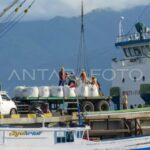 Ilustrasi - Sejumlah pekerja melakukan pembongkaran semen curah di Pelabuhan Rakyat Wani, Dongala, Sulawesi Tengah, Senin (7/4/2025). Sumber foto: Antara