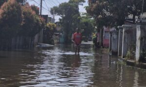 Ilustrasi - Genangan air saat musim penghujan akibat drainase yang tidak kuat menahan aliran air. Sumber foto: Antara Ilustrasi - Genangan air saat musim penghujan akibat drainase yang tidak kuat menahan aliran air. Sumber foto: Antara