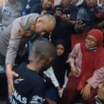 Kapolres Pelabuhan Tanjung Priok AKBP Alrasyidin Fajri berkomunikasi dengan ABK yang menjadi korban penganiayaan di atas KM Maulana 23 usai dipulangkan dan kembali bertemu keluarga di Mapolres Pelabuhan Tanjung Priok pada Kamis (8/10/2026). Sumber foto: Antara