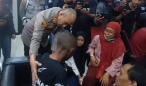 Kapolres Pelabuhan Tanjung Priok AKBP Alrasyidin Fajri berkomunikasi dengan ABK yang menjadi korban penganiayaan di atas KM Maulana 23 usai dipulangkan dan kembali bertemu keluarga di Mapolres Pelabuhan Tanjung Priok pada Kamis (8/10/2026). Sumber foto: Antara Kapolres Pelabuhan Tanjung Priok AKBP Alrasyidin Fajri berkomunikasi dengan ABK yang menjadi korban penganiayaan di atas KM Maulana 23 usai dipulangkan dan kembali bertemu keluarga di Mapolres Pelabuhan Tanjung Priok pada Kamis (8/10/2026). Sumber foto: Antara