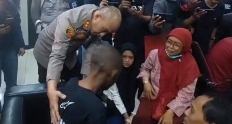 Kapolres Pelabuhan Tanjung Priok AKBP Alrasyidin Fajri berkomunikasi dengan ABK yang menjadi korban penganiayaan di atas KM Maulana 23 usai dipulangkan dan kembali bertemu keluarga di Mapolres Pelabuhan Tanjung Priok pada Kamis (8/10/2026). Sumber foto: Antara
