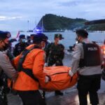 Ilustrasi - Petugas gabungan Polairud dan TNI AL mengevakuasi jasad pria yang ditemukan mengapung di perairan Teluk Popoh, Tulungagung, Jawa Timur, Sabtu (3/10/2026). Sumber foto: Antara