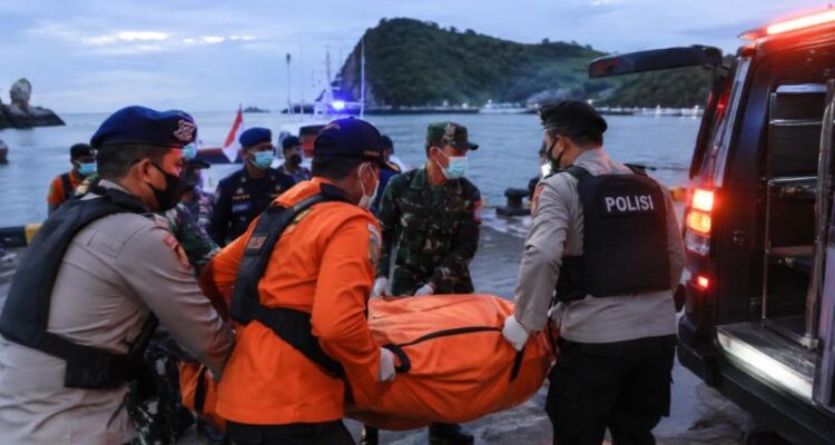 Ilustrasi - Petugas gabungan Polairud dan TNI AL mengevakuasi jasad pria yang ditemukan mengapung di perairan Teluk Popoh, Tulungagung, Jawa Timur, Sabtu (3/10/2026). Sumber foto: Antara