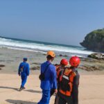Tim SAR gabungan melakukan pencarian terhadap dua nelayan yang dilaporkan hilang di perairan Kabupaten Pacitan, Jawa Timur, Selasa (13/10/2026). Pencarian dilakukan melalui pemantauan darat dan penyisiran laut dengan mempertimbangkan kondisi gelombang untuk menjaga keselamatan personel. Sumber foto: Antara