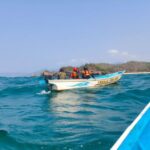 Tim SAR gabungan melakukan pencarian terhadap nelayan yang hilang di perairan Pantai Watu Murep, Kabupaten Pacitan, Jawa Timur, Jumat (16/10/2026). Operasi pencarian memasuki hari keempat dengan penyisiran laut dan pemantauan dari tebing setelah satu dari dua nelayan yang dilaporkan hilang ditemukan meninggal dunia. Sumber foto: Antara