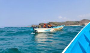 Tim SAR gabungan melakukan pencarian terhadap nelayan yang hilang di perairan Pantai Watu Murep, Kabupaten Pacitan, Jawa Timur, Jumat (16/10/2026). Operasi pencarian memasuki hari keempat dengan penyisiran laut dan pemantauan dari tebing setelah satu dari dua nelayan yang dilaporkan hilang ditemukan meninggal dunia. Sumber foto: Antara Tim SAR gabungan melakukan pencarian terhadap nelayan yang hilang di perairan Pantai Watu Murep, Kabupaten Pacitan, Jawa Timur, Jumat (16/10/2026). Operasi pencarian memasuki hari keempat dengan penyisiran laut dan pemantauan dari tebing setelah satu dari dua nelayan yang dilaporkan hilang ditemukan meninggal dunia. Sumber foto: Antara