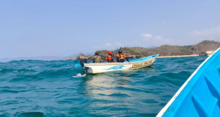Tim SAR gabungan melakukan pencarian terhadap nelayan yang hilang di perairan Pantai Watu Murep, Kabupaten Pacitan, Jawa Timur, Jumat (16/10/2026). Operasi pencarian memasuki hari keempat dengan penyisiran laut dan pemantauan dari tebing setelah satu dari dua nelayan yang dilaporkan hilang ditemukan meninggal dunia. Sumber foto: Antara