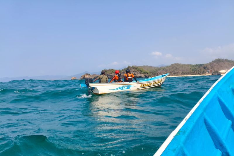 Tim SAR gabungan melakukan pencarian terhadap nelayan yang hilang di perairan Pantai Watu Murep, Kabupaten Pacitan, Jawa Timur, Jumat (16/10/2026). Operasi pencarian memasuki hari keempat dengan penyisiran laut dan pemantauan dari tebing setelah satu dari dua nelayan yang dilaporkan hilang ditemukan meninggal dunia. Sumber foto: Antara Tim SAR gabungan melakukan pencarian terhadap nelayan yang hilang di perairan Pantai Watu Murep, Kabupaten Pacitan, Jawa Timur, Jumat (16/10/2026). Operasi pencarian memasuki hari keempat dengan penyisiran laut dan pemantauan dari tebing setelah satu dari dua nelayan yang dilaporkan hilang ditemukan meninggal dunia. Sumber foto: Antara
