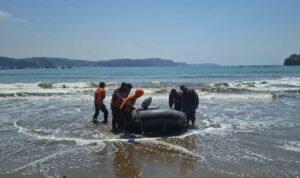 Petugas SAR gabungan melakukan pencarian terhadap nelayan pencari gurita yang hilang di perairan Pantai Ngalur, Tulungagung, Jawa Timur, Jumat (16/10/2026). Pencarian hari kedua melibatkan 15 personel dengan penyisiran laut hingga radius sekitar empat kilometer dari lokasi kejadian, meskipun terkendala gelombang tinggi. Sumber foto: Antara Petugas SAR gabungan melakukan pencarian terhadap nelayan pencari gurita yang hilang di perairan Pantai Ngalur, Tulungagung, Jawa Timur, Jumat (16/10/2026). Pencarian hari kedua melibatkan 15 personel dengan penyisiran laut hingga radius sekitar empat kilometer dari lokasi kejadian, meskipun terkendala gelombang tinggi. Sumber foto: Antara