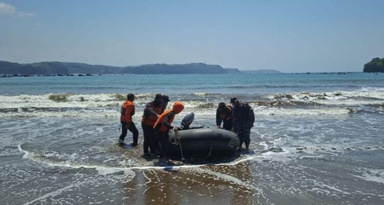 Petugas SAR gabungan melakukan pencarian terhadap nelayan pencari gurita yang hilang di perairan Pantai Ngalur, Tulungagung, Jawa Timur, Jumat (16/10/2026). Pencarian hari kedua melibatkan 15 personel dengan penyisiran laut hingga radius sekitar empat kilometer dari lokasi kejadian, meskipun terkendala gelombang tinggi. Sumber foto: Antara