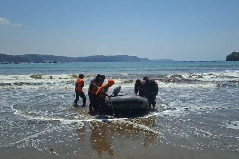 Petugas SAR gabungan melakukan pencarian terhadap nelayan pencari gurita yang hilang di perairan Pantai Ngalur, Tulungagung, Jawa Timur, Jumat (16/10/2026). Pencarian hari kedua melibatkan 15 personel dengan penyisiran laut hingga radius sekitar empat kilometer dari lokasi kejadian, meskipun terkendala gelombang tinggi. Sumber foto: Antara