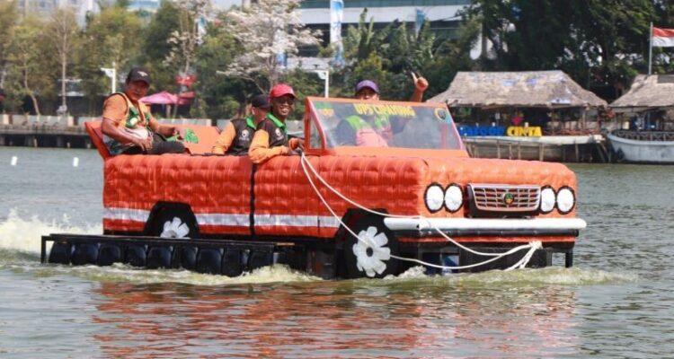 Perahu dari botol plastik. Warga dapat menikmati pengalaman naik perahu yang terbuat dari botol plastik bekas secara gratis dalam Festival Perahu Cinta Lingkungan (CiLung) 2026 pada Minggu, 18 Oktober 2026, di Waduk Sunter Selatan, Jakarta Utara. Sumber foto: Antara