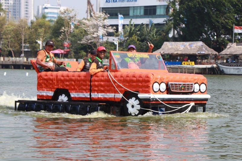 Perahu dari botol plastik. Warga dapat menikmati pengalaman naik perahu yang terbuat dari botol plastik bekas secara gratis dalam Festival Perahu Cinta Lingkungan (CiLung) 2026 pada Minggu, 18 Oktober 2026, di Waduk Sunter Selatan, Jakarta Utara. Sumber foto: Antara Perahu dari botol plastik. Warga dapat menikmati pengalaman naik perahu yang terbuat dari botol plastik bekas secara gratis dalam Festival Perahu Cinta Lingkungan (CiLung) 2026 pada Minggu, 18 Oktober 2026, di Waduk Sunter Selatan, Jakarta Utara. Sumber foto: Antara