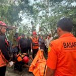 Kantor Pencarian dan Pertolongan Kelas A Medan bersama tim SAR gabungan mengevakuasi seorang remaja wanita yang hanyut di Sungai Ular, Desa Denai Kuala, Kecamatan Pantai Labu, Sumatera Utara. Sumber foto: Antara