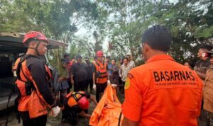 Kantor Pencarian dan Pertolongan Kelas A Medan bersama tim SAR gabungan mengevakuasi seorang remaja wanita yang hanyut di Sungai Ular, Desa Denai Kuala, Kecamatan Pantai Labu, Sumatera Utara. Sumber foto: Antara