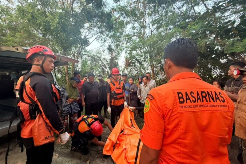Kantor Pencarian dan Pertolongan Kelas A Medan bersama tim SAR gabungan mengevakuasi seorang remaja wanita yang hanyut di Sungai Ular, Desa Denai Kuala, Kecamatan Pantai Labu, Sumatera Utara. Sumber foto: Antara Kantor Pencarian dan Pertolongan Kelas A Medan bersama tim SAR gabungan mengevakuasi seorang remaja wanita yang hanyut di Sungai Ular, Desa Denai Kuala, Kecamatan Pantai Labu, Sumatera Utara. Sumber foto: Antara