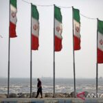 Kehidupan sehari-hari terus berjalan di kota pelabuhan strategis Bandar Abbas di Selat Hormuz di tengah ketegangan yang masih berlangsung antara Iran dan Amerika Serikat, saat warga Iran menghabiskan waktu di kawasan tepi laut kota tersebut menjelang matahari terbenam di Bandar Abbas, Iran, pada 12 September 2026. Sumber foto: Antara