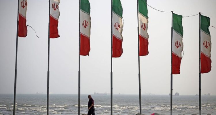 Kehidupan sehari-hari terus berjalan di kota pelabuhan strategis Bandar Abbas di Selat Hormuz di tengah ketegangan yang masih berlangsung antara Iran dan Amerika Serikat, saat warga Iran menghabiskan waktu di kawasan tepi laut kota tersebut menjelang matahari terbenam di Bandar Abbas, Iran, pada 12 September 2026. Sumber foto: Antara