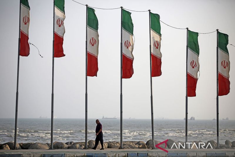 Kehidupan sehari-hari terus berjalan di kota pelabuhan strategis Bandar Abbas di Selat Hormuz di tengah ketegangan yang masih berlangsung antara Iran dan Amerika Serikat, saat warga Iran menghabiskan waktu di kawasan tepi laut kota tersebut menjelang matahari terbenam di Bandar Abbas, Iran, pada 12 September 2026. Sumber foto: Antara Kehidupan sehari-hari terus berjalan di kota pelabuhan strategis Bandar Abbas di Selat Hormuz di tengah ketegangan yang masih berlangsung antara Iran dan Amerika Serikat, saat warga Iran menghabiskan waktu di kawasan tepi laut kota tersebut menjelang matahari terbenam di Bandar Abbas, Iran, pada 12 September 2026. Sumber foto: Antara