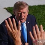 Presiden Amerika Serikat Donald Trump berbicara kepada awak media sebelum menaiki Marine One di South Lawn Gedung Putih di Washington, D.C., pada Senin (5/10/2026). Sumber foto: Antara