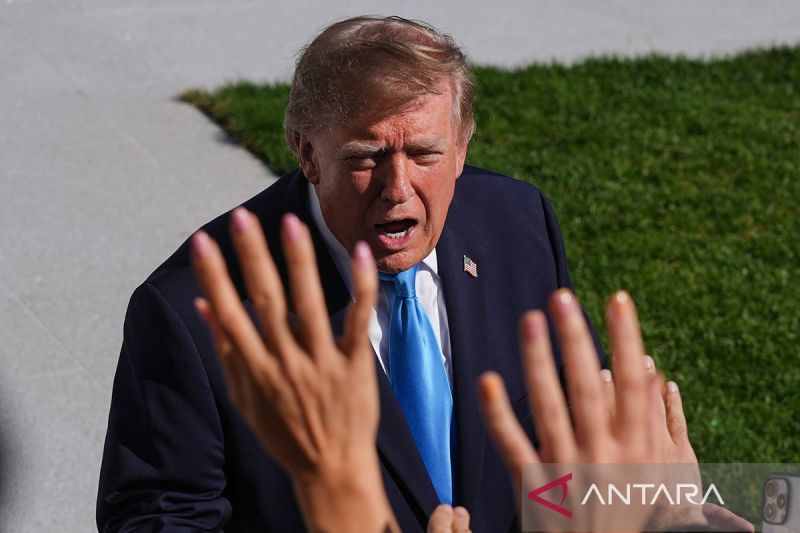 Presiden Amerika Serikat Donald Trump berbicara kepada awak media sebelum menaiki Marine One di South Lawn Gedung Putih di Washington, D.C., pada Senin (5/10/2026). Sumber foto: AntaraLY Presiden Amerika Serikat Donald Trump berbicara kepada awak media sebelum menaiki Marine One di South Lawn Gedung Putih di Washington, D.C., pada Senin (5/10/2026). Sumber foto: Antara