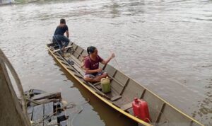 Dua perempuan mengendarai perahu ketinting setelah membeli 5 liter pertalite di APMS/SPBU Kompak di Kecamatan Long Pahangai, Kabupaten Mahakam Ulu, Kaltim, Rabu (21/10/2026). Sumber foto: Antara