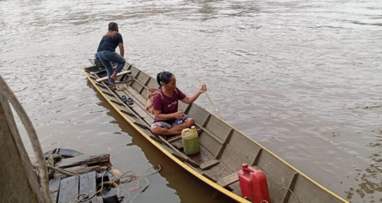 Dua perempuan mengendarai perahu ketinting setelah membeli 5 liter pertalite di APMS/SPBU Kompak di Kecamatan Long Pahangai, Kabupaten Mahakam Ulu, Kaltim, Rabu (21/10/2026). Sumber foto: Antara