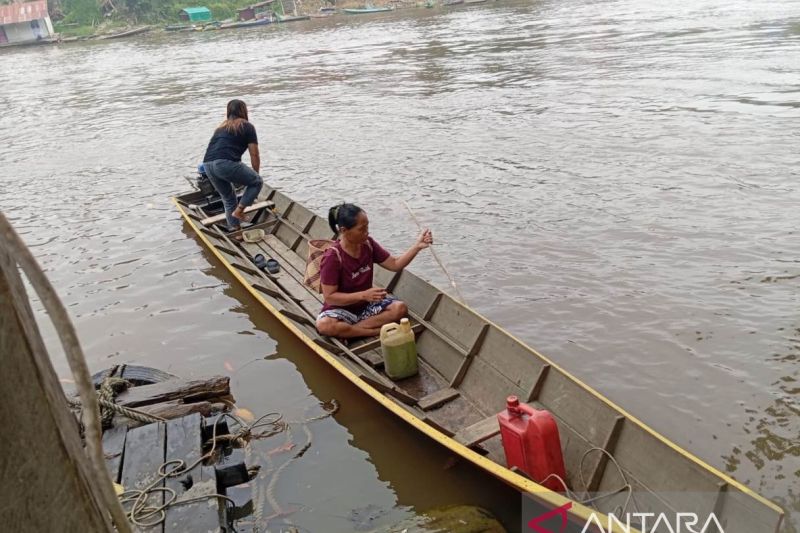 Dua perempuan mengendarai perahu ketinting setelah membeli 5 liter pertalite di APMS/SPBU Kompak di Kecamatan Long Pahangai, Kabupaten Mahakam Ulu, Kaltim, Rabu (21/10/2026). Sumber foto: Antara Dua perempuan mengendarai perahu ketinting setelah membeli 5 liter pertalite di APMS/SPBU Kompak di Kecamatan Long Pahangai, Kabupaten Mahakam Ulu, Kaltim, Rabu (21/10/2026). Sumber foto: Antara