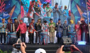 Foto bersama pembukaan Wakatobi WAVE di Wakatobi, Sulawesi Tenggara (Sultra). Sumber foto: Antara