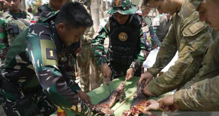 Prajurit TNI dan Angkatan Peratahanan Australia latihan bertahan hidup di alam liar, di Puslatpurmar 5 Baluran Situbondo, Jawa Timur. Jumat (16/10/2026). Sumber foto: Antara