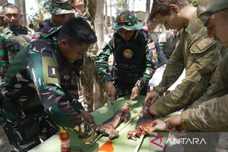 Prajurit TNI dan Angkatan Peratahanan Australia latihan bertahan hidup di alam liar, di Puslatpurmar 5 Baluran Situbondo, Jawa Timur. Jumat (16/10/2026). Sumber foto: Antara Prajurit TNI dan Angkatan Peratahanan Australia latihan bertahan hidup di alam liar, di Puslatpurmar 5 Baluran Situbondo, Jawa Timur. Jumat (16/10/2026). Sumber foto: Antara