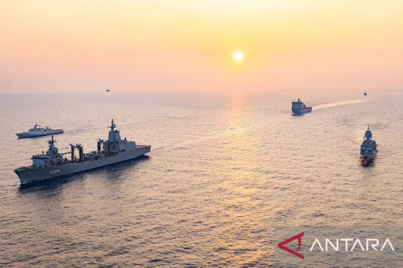 Kapal perang Indonesia dan Australia saat latihan bersama di Perairan Utara Pulau Bali. Minggu, Sumber foto: Antara Kapal perang Indonesia dan Australia saat latihan bersama di Perairan Utara Pulau Bali. Minggu, Sumber foto: Antara