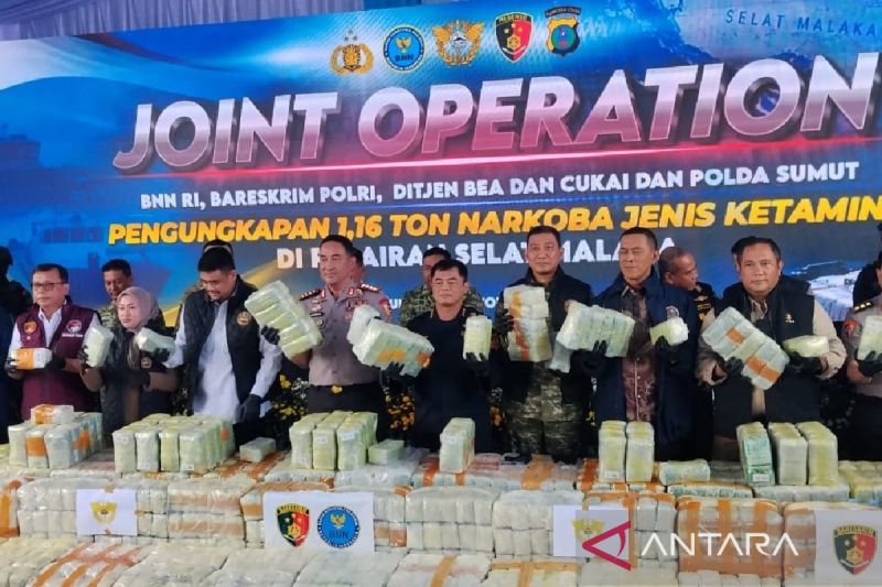 Petugas menunjukkan barang bukti narkoba jenis ketamin seberat 1,16 ton dalam konferensi pers di Pelabuhan Bandar Deli, Medan, Jumat (23/10/2026). Sumber foto: Antara Petugas menunjukkan barang bukti narkoba jenis ketamin seberat 1,16 ton dalam konferensi pers di Pelabuhan Bandar Deli, Medan, Jumat (23/10/2026). Sumber foto: Antara