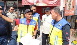 Wali Kota Bekasi, Jawa Barat, Tri Adhianto Tjahyono (kanan) meninjau infrastruktur pengendali air di kawasan Simpang Lima, Jalan Raya Caman hingga Jatibening Permai, Kecamatan Pondokgede, Sabtu (24/10/2026). Sumber foto: Antara Wali Kota Bekasi, Jawa Barat, Tri Adhianto Tjahyono (kanan) meninjau infrastruktur pengendali air di kawasan Simpang Lima, Jalan Raya Caman hingga Jatibening Permai, Kecamatan Pondokgede, Sabtu (24/10/2026). Sumber foto: Antara
