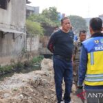 Wali Kota Bekasi, Jawa Barat, Tri Adhianto Tjahyono (kiri) meninjau progres pengerjaan normalisasi sungai pada aliran Kali Harun di wilayah Kecamatan Pondok Melati, Sabtu (24/10/2026). Sumber foto: Antara