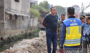 Wali Kota Bekasi, Jawa Barat, Tri Adhianto Tjahyono (kiri) meninjau progres pengerjaan normalisasi sungai pada aliran Kali Harun di wilayah Kecamatan Pondok Melati, Sabtu (24/10/2026). Sumber foto: Antara Wali Kota Bekasi, Jawa Barat, Tri Adhianto Tjahyono (kiri) meninjau progres pengerjaan normalisasi sungai pada aliran Kali Harun di wilayah Kecamatan Pondok Melati, Sabtu (24/10/2026). Sumber foto: Antara