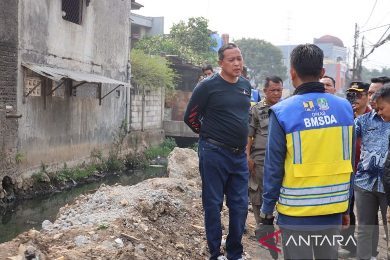 Wali Kota Bekasi, Jawa Barat, Tri Adhianto Tjahyono (kiri) meninjau progres pengerjaan normalisasi sungai pada aliran Kali Harun di wilayah Kecamatan Pondok Melati, Sabtu (24/10/2026). Sumber foto: Antara