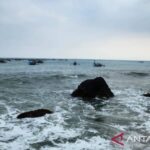 Gelombang tinggi masih terjadi di Pantai Jayanti, Kecamatan Cianjur, Kabupaten Cianjur, sehingga pengawasan ditingkatkan guna menekan kecelakaan laut terutama menimpa nelayan. Sumber foto: Antara