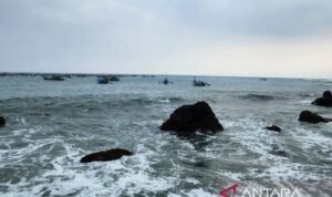 Gelombang tinggi masih terjadi di Pantai Jayanti, Kecamatan Cianjur, Kabupaten Cianjur, sehingga pengawasan ditingkatkan guna menekan kecelakaan laut terutama menimpa nelayan. Sumber foto: Antara Gelombang tinggi masih terjadi di Pantai Jayanti, Kecamatan Cianjur, Kabupaten Cianjur, sehingga pengawasan ditingkatkan guna menekan kecelakaan laut terutama menimpa nelayan. Sumber foto: Antara