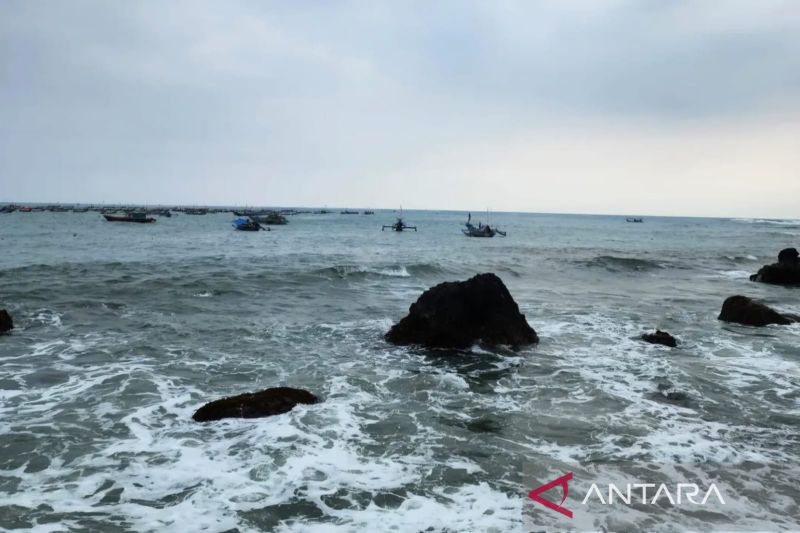 Gelombang tinggi masih terjadi di Pantai Jayanti, Kecamatan Cianjur, Kabupaten Cianjur, sehingga pengawasan ditingkatkan guna menekan kecelakaan laut terutama menimpa nelayan. Sumber foto: Antara