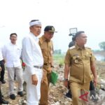 Gubernur Jawa Barat Dedi Mulyadi meninjau kegiatan normalisasi sungai pada aliran Kali CBL bersama Bupati Bekasi Asep Surya Atmaja di Desa Sriamur, Kecamatan Tambun Utara, Senin (26/10/2026). Sumber foto: Antara