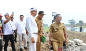 Gubernur Jawa Barat Dedi Mulyadi meninjau kegiatan normalisasi sungai pada aliran Kali CBL bersama Bupati Bekasi Asep Surya Atmaja di Desa Sriamur, Kecamatan Tambun Utara, Senin (26/10/2026). Sumber foto: Antara Gubernur Jawa Barat Dedi Mulyadi meninjau kegiatan normalisasi sungai pada aliran Kali CBL bersama Bupati Bekasi Asep Surya Atmaja di Desa Sriamur, Kecamatan Tambun Utara, Senin (26/10/2026). Sumber foto: Antara